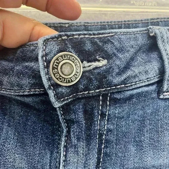 Maurice’s denim distressed shorts button and zip closure - Picture 4 of 7